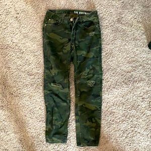 Camo boyfriend jeans. Cropped in great condition